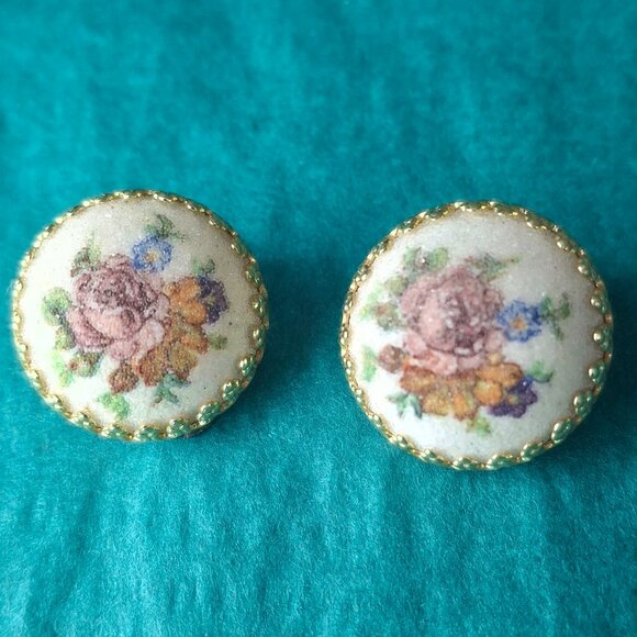 2/15$ Vintage Germany round gold tone clip on sugared flower earrings - Picture 2 of 4